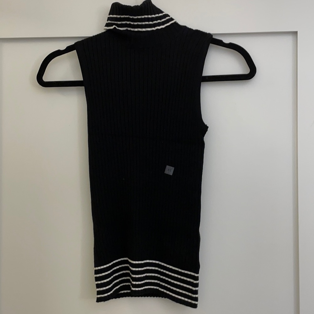 Ribbed striped sleeveless turtleneck